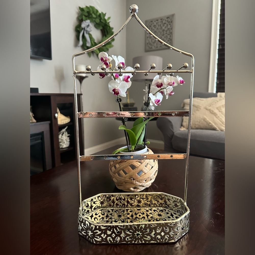 Like new!! Decorative Jewelry holder